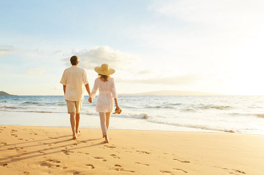 Vakantie vieren in eigen huis, wandelen op het strand